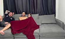 o tio do meu namorado saiu e aproveitamos pra matar o tesão