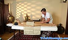 Tânără Amatoare Face Blowjob Clientului După Masaj Relaxant