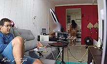 corno do meu marido recebeu o tecnico do computador em casa e eu fiquei desfilando de biquini branco transparente na frente dele