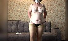 Eu sunt MILF matur scuturându-mi fundul mare în chiloți noi și lenjerie