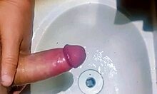 Bărbat ascuns în cadă se masturbează