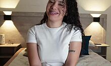 Kolumbijska dziewczyna demonstruje instrukcje jerk off podczas palcowania swojej mięsistej owłosionej cipki