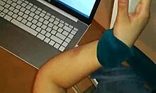 Związana dziewczyna ogląda filmy