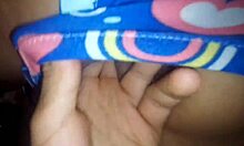 Seduzco con mi gran culo a mi hijastro para que me termine dando una buena cogida con su gran polla y mi delicioso coño mientras el cornudo de mi esposo trabaja