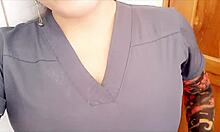 El Comportamiento De Mi Madrastra Comienza A Tornarse Algo Extraño Cuando Va A Los Servicios Higénicos Ella Se Toca La Vagina Y Acaricia Eróticamente Su Cuerpo De Zorra Porno Real Casero.