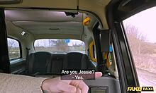 Hamis taxisofőr dugja a barát kis nővérét az autóban