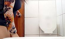 El Comportamiento De Mi Madrastra Comienza A Tornarse Algo Extraño Cuando Va A Los Servicios Higénicos Ella Se Toca La Vagina Y Acaricia Eróticamente Su Cuerpo De Zorra Porno Real Casero.