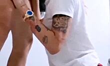 Colegiala rubia venezolana se deja coger en vivo por su novio mientras hace un live de tik tok