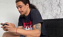 Hijastro que haces �porque pones tu pene en la boca de tu madrastra - madrastra le da una mamada a su hijastro