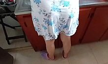 mi madrastra dice que cocina mejor si la estoy follando mientras lo hace