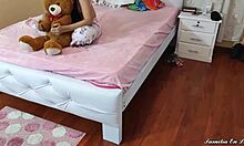 Hijastra Es Engañada Con Un Helado Por Su Padrastro Que Le Mete Su Polla En La Boca