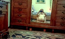 Teen con treccine vuole la sborra e succhia il cazzo in ginocchio lui non resiste