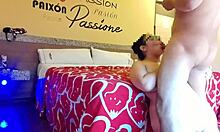 Latijns-Amerikaanse oppas schreeuwt luid