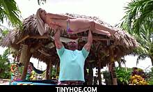 สาวบลอนด์ตัวเล็กเย็ดหนุ่มโชคดี!