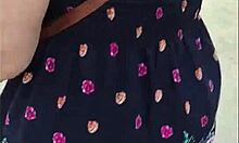 متابعة امرأة ناضجة في الشارع مع تنانير وثونغ