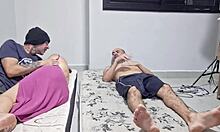 esposa trai marido pelas costas com amigo de quarto