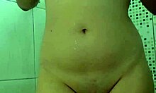 novinha gostosa mostrando sua buceta rosinha molhada