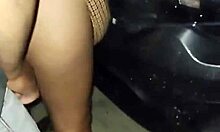 puta latina no se aguanta las ganas y es penetrada en la playa sobre el auto en p�blico mostrando las tetas y el culo