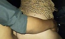 puta latina no se aguanta las ganas y es penetrada en la playa sobre el auto en p�blico mostrando las tetas y el culo