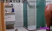 camera escondida flagra madrasta safada com grande peitos e marquinha de biquini arrumando a casa