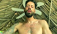 hago masajes en la playa a las turistas para ganarme la vida y les pongo buena musica, pero a veces se pone mas intenso...