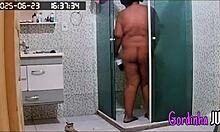 camera escondida flagra madrasta safada com grande peitos e marquinha de biquini arrumando a casa