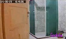 camera escondida flagra madrasta safada com grande peitos e marquinha de biquini arrumando a casa