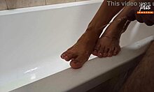 परिपक्व मिल्फ आउटडोर्स फेमडॉम कंपाइलेशन में हॉर्नी बीवी पर पेशाब