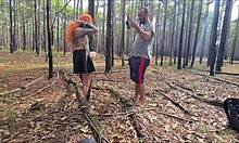 ruiva gostosa fazendo exibicionismo na trilha que acaba em sexo ao ar livre completo no red