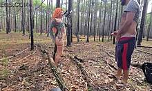 ruiva gostosa fazendo exibicionismo na trilha que acaba em sexo ao ar livre completo no red