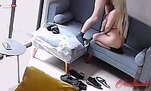 Le pago con mi culo al casero del apartamento.