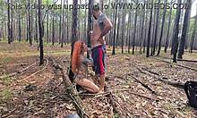 ruiva gostosa fazendo exibicionismo na trilha que acaba em sexo ao ar livre completo no red