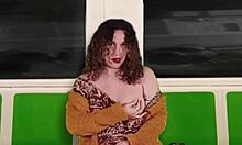 seduciendo al mejor amigo de mi esposo con tits flashing en public outdoor train.