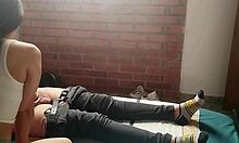 Jovencita cachonda me masturba y me saca la leche con su boca