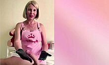 เขาให้สาวรัสเซียผมบลอนด์ใกล้ควย เธอทำให้เขาฉีดแรง