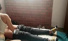 Jovencita cachonda me masturba y me saca la leche con su boca