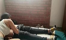 Jovencita cachonda me masturba y me saca la leche con su boca