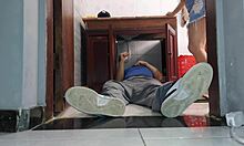 Mulher de corno recebe vizinho encanador de saia sem calcinha