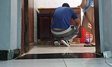 Mulher de corno recebe vizinho encanador de saia sem calcinha