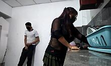 เพื่อนบ้านช่วยตัวเองอย่างเสื่อมขณะจ้องฉันเขม็ง