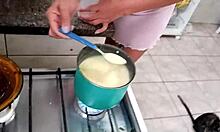 Sarah Rosa is cooking that sexy fubá porridge in the kitchen