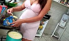 Sarah Rosa is cooking that sexy fubá porridge in the kitchen