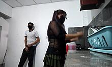 เพื่อนบ้านช่วยตัวเองอย่างเสื่อมขณะจ้องฉันเขม็ง