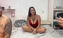 Casal De Sp Enjoying Public Outdoor Scenes