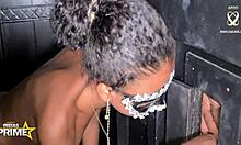 Esposa novinha liberada mamado pirocas no glory hole na festaprime