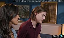 Milf mačeha Penny Barber previdno uči pastorka in njegovo najstnico