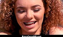 Tânără grasă neagră drăguță 18+ cu aparate noi