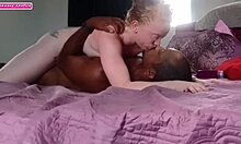 Trepei no pelo com meu amigo enquanto o corno do meu marido estava no trabalho