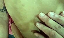 Uma bucetinha jovem e inocente ganha presente de natal com anal e doggystyle.