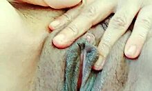 Soy una mujer cachonda que ama sentir pollas grandes y consoladores gigantes.